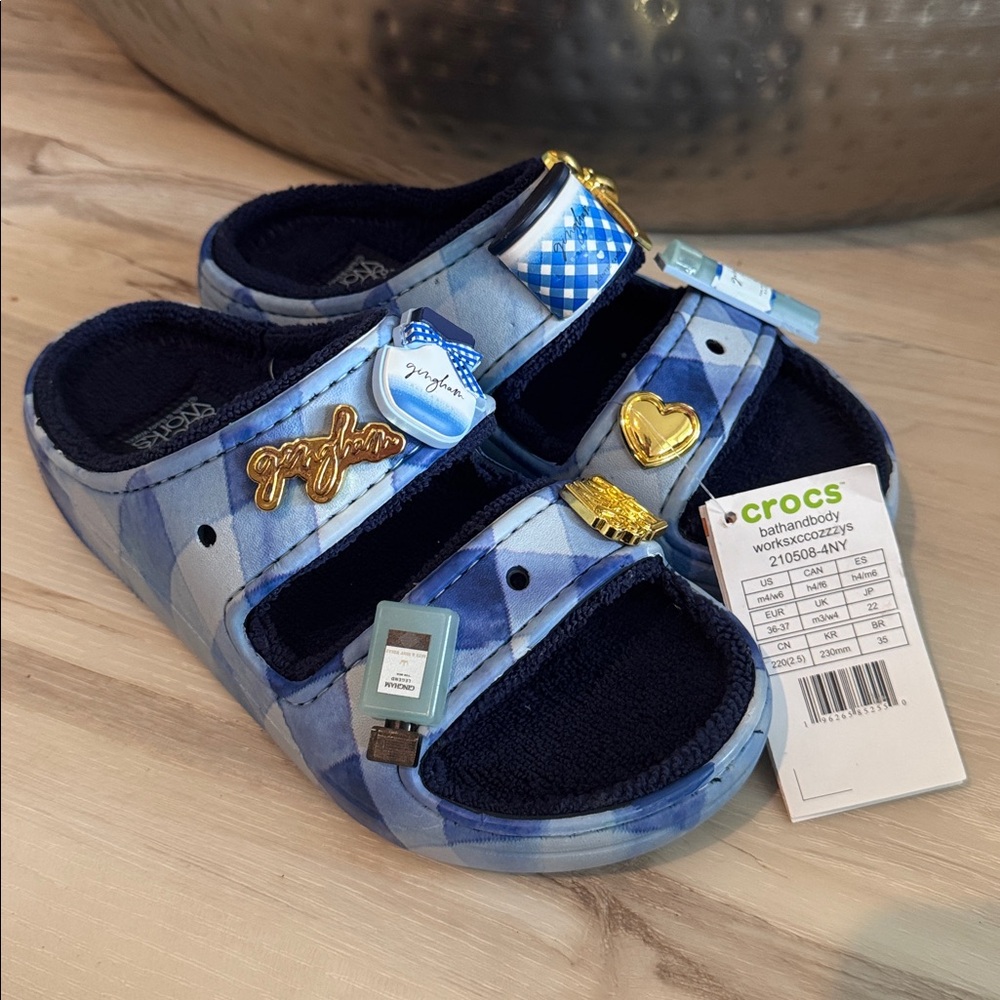 CROCS BATH AND BODY WORKS Gingham COZZZY SANDALS Cozy Women’s 6 NWT